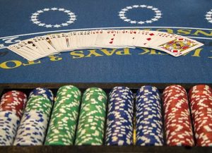 Imagen de fichas de casino en una mesa de blackjack